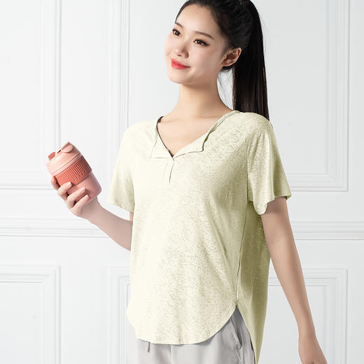 跃牌【禅语梵心系列】宽松透气V领瑜伽服短袖罩衫F2147（不带胸垫） 商品图3