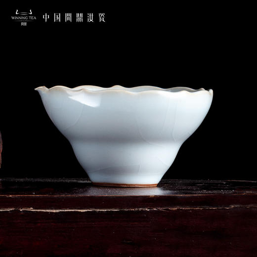 问鼎汝瓷鼎峰系列月白老款花口杯 商品图1