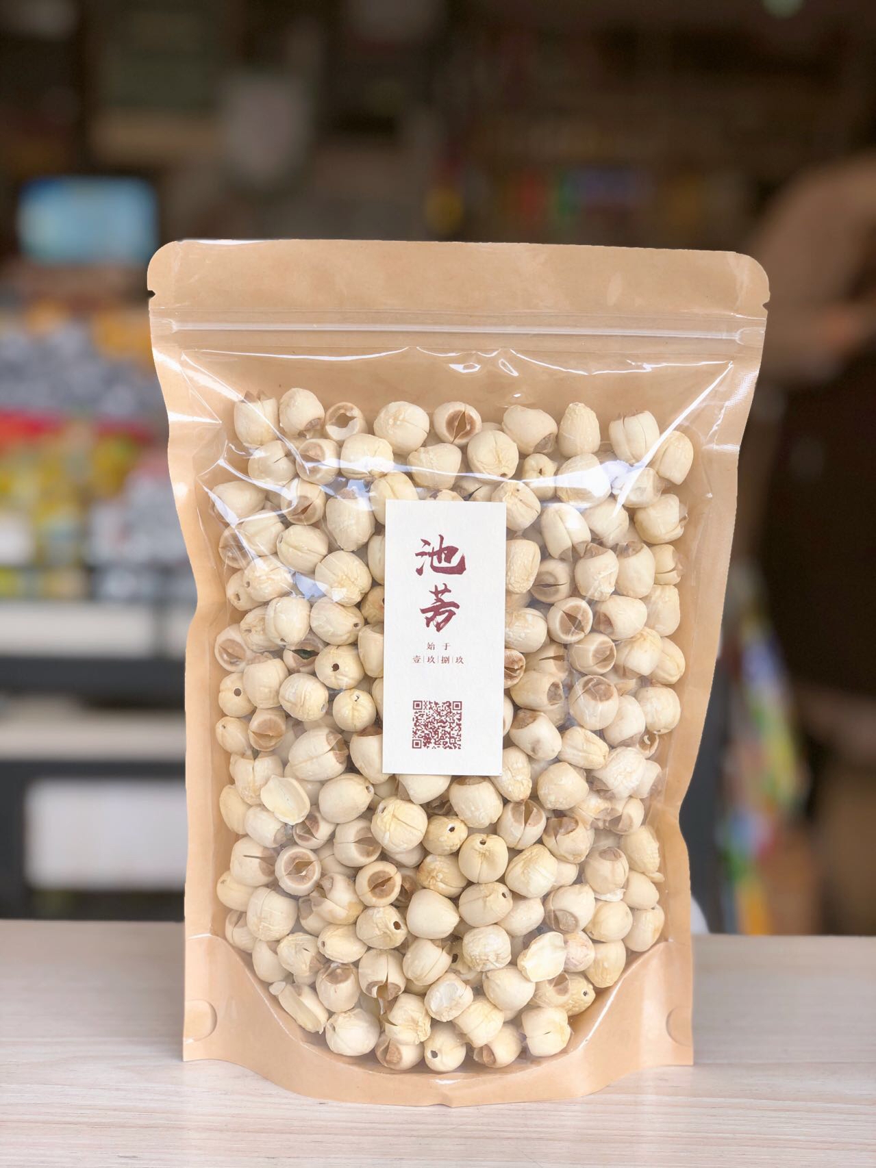 通芯莲子 营养珍品 无皮通芯莲子 500g  好的莲子色泽自然、易煮烂，有一股淡淡的清香，不但肉质细腻粉糯微甜，且蛋白丰富。取适量桂圆莲子冰糖入汤，再适宜不过