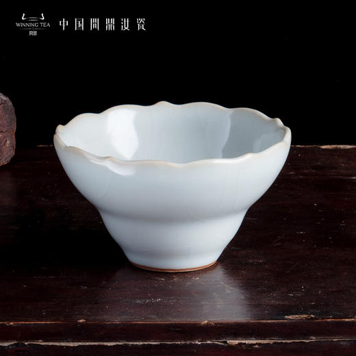问鼎汝瓷鼎峰系列月白老款花口杯 商品图0