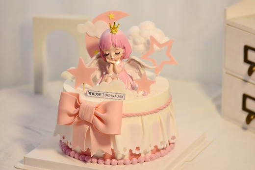 【蜜雪儿公主】动物奶油、新鲜水果夹心、糯米蛋糕胚，翻糖裙边、翻糖蝴蝶结；每个女孩都是小公主，不管是在阁楼还是在城堡，拥有美丽心灵的快乐的小公主~ 商品图0