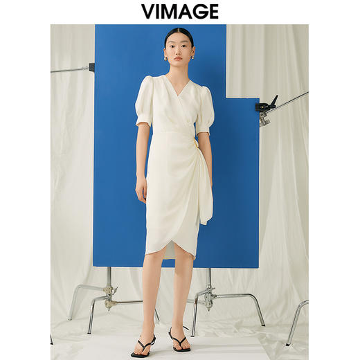 VIMAGE纬漫纪夏季新品纯色百搭洋气褶皱收腰连衣裙V1907527 商品图0