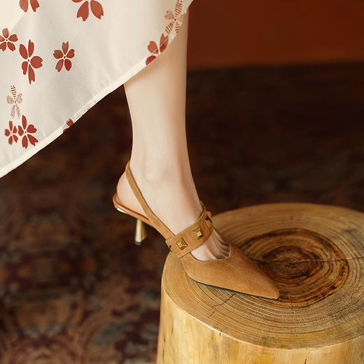 软舒法式，铆钉包头凉鞋LCC-C8989 商品图3