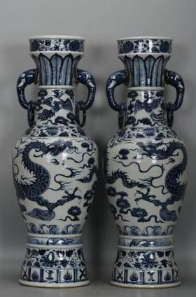 青花缠枝莲龙凤纹象耳瓶