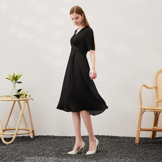 EITIE爱特爱夏季新款气质V领显瘦高腰连衣裙7007738 商品图8