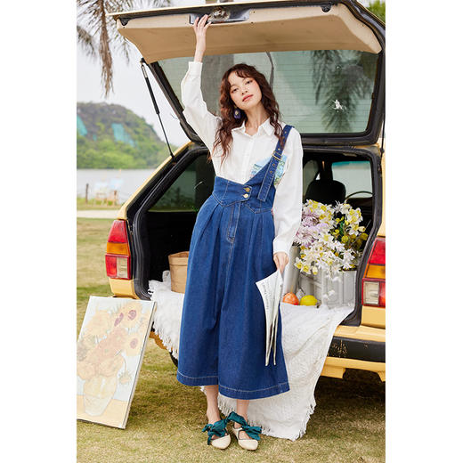 两三事一人相伴 春夏新款时尚单边背带裙系扣高腰牛仔半身裙S23CKB050 商品图4