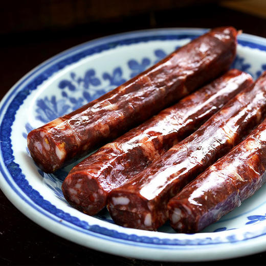 丽江-风干腊香肠大千世界，山高水远，每一条风味的古道上都能遇到美味的热肠。心心相印，肠来肠往，于悲喜欢欣的人间万象中，尽诉衷肠 商品图1