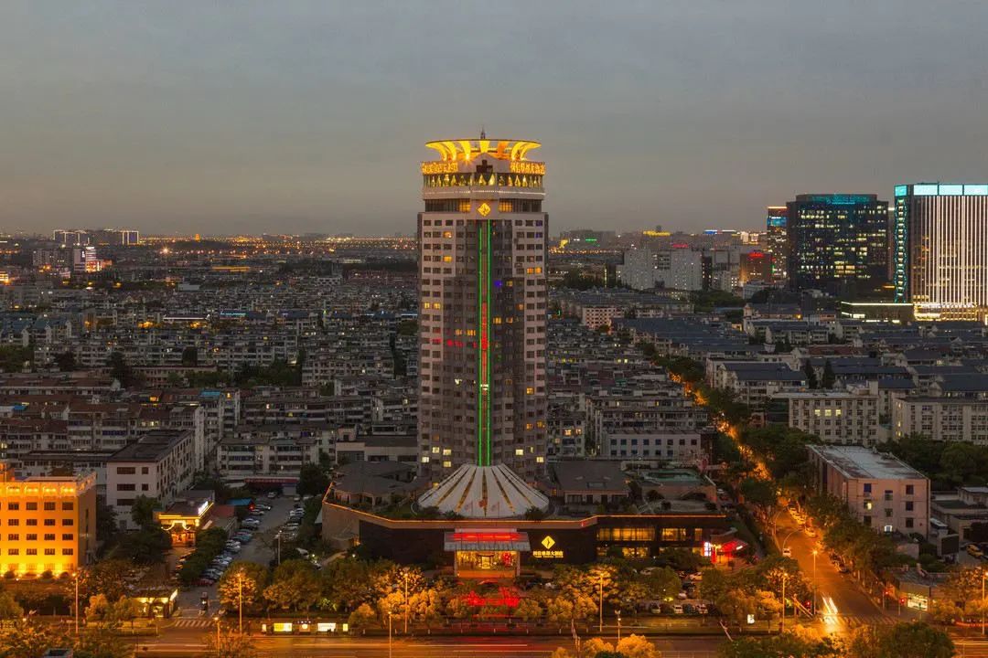 ★周末不加价★ ¥699起/2间夜！入住苏州古城地标五星酒店--【苏州金陵雅都大酒店】享高级房+自助早餐，毗邻虎丘、寒山寺等景点！29楼云端餐厅美食美景齐飞，有效期至2026年3月31日