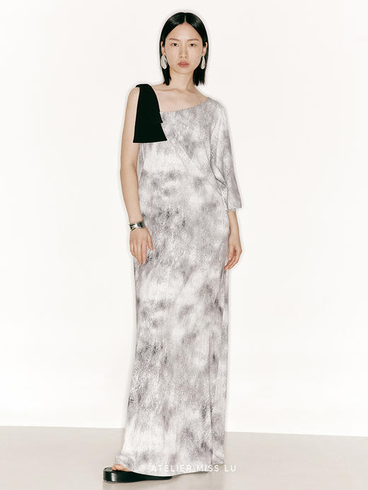 【玛丽皇后】品牌定制印花斜肩扇形单袖廓形长裙/23000008 商品图0