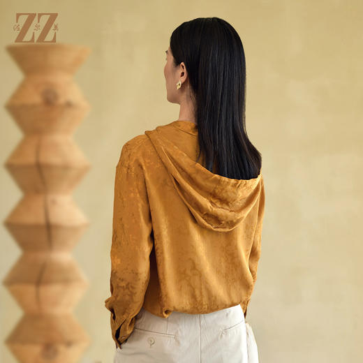 佐尔美2022秋季新款 法式复古简约焦糖色提花衬衫上衣女E23SY26 商品图4