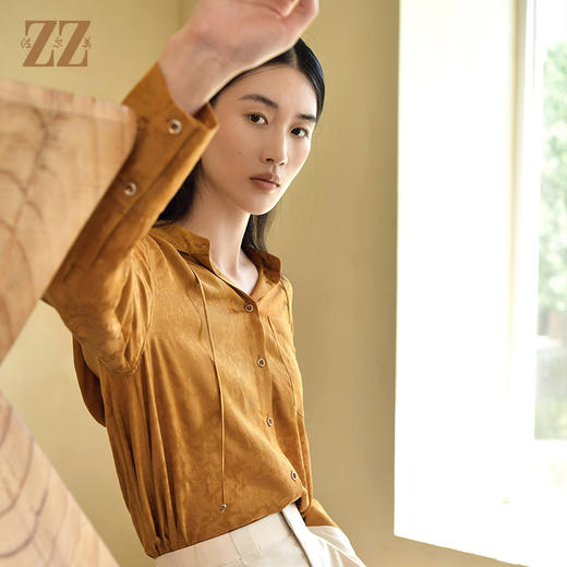 佐尔美2022秋季新款 法式复古简约焦糖色提花衬衫上衣女E23SY26 商品图2