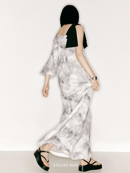 【玛丽皇后】品牌定制印花斜肩扇形单袖廓形长裙/23000008 商品图3