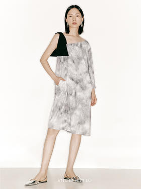 【秋千】品牌定制印花斜肩扇形袖廓形单袖连衣裙/23000029