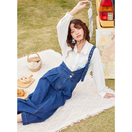 两三事一人相伴 春夏新款时尚单边背带裙系扣高腰牛仔半身裙S23CKB050 商品图1