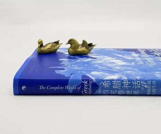 《希腊神话的完整世界》，精装，16开，铜版彩印， [英] 理查德·巴克斯顿著，九州出版社2022年一版一印，256页，定价148，售价74元。 商品图1
