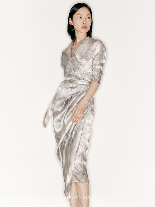 【呼啸山庄】品牌定制印花桑蚕丝立裁垂褶裹身长袖连衣裙/23000047 商品图3