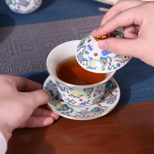 《吉狮已到》大明斗彩茶礼 景德镇御器研究院出品 故宫延趣楼古陶瓷修复专家阳士琦大师监制 商品图8