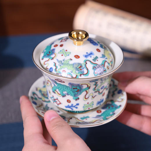 《吉狮已到》大明斗彩茶礼 景德镇御器研究院出品 故宫延趣楼古陶瓷修复专家阳士琦大师监制 商品图5