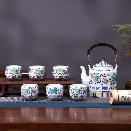 《吉狮已到》大明斗彩茶礼 景德镇御器研究院出品 故宫延趣楼古陶瓷修复专家阳士琦大师监制 商品图0