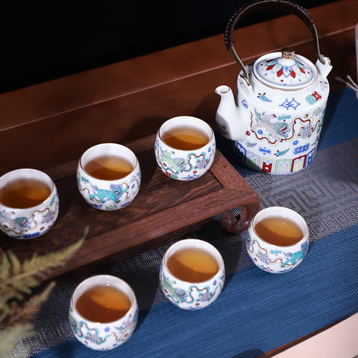 《吉狮已到》大明斗彩茶礼 景德镇御器研究院出品 故宫延趣楼古陶瓷修复专家阳士琦大师监制 商品图3