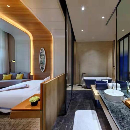 【深坑酒店】洲际水下景观复式套房入住1晚+两大一小（六岁以下）客房内中西式早餐+行政礼遇+2大1小（1.4米以下）蓝精灵乐园门票1份 +2大1小（1.4米以下）深坑秘境乐园门票1份+渔火晚餐套餐1份 商品图4