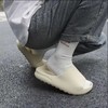 【久穿不累！3.5CM加厚底‘踩屎感’十足】PVC材质轻盈舒适 防滑耐穿 踩在云上的舒适 防臭不塌脚 家用情侣浴室洗澡软底椰子外穿凉拖鞋男士 商品缩略图3