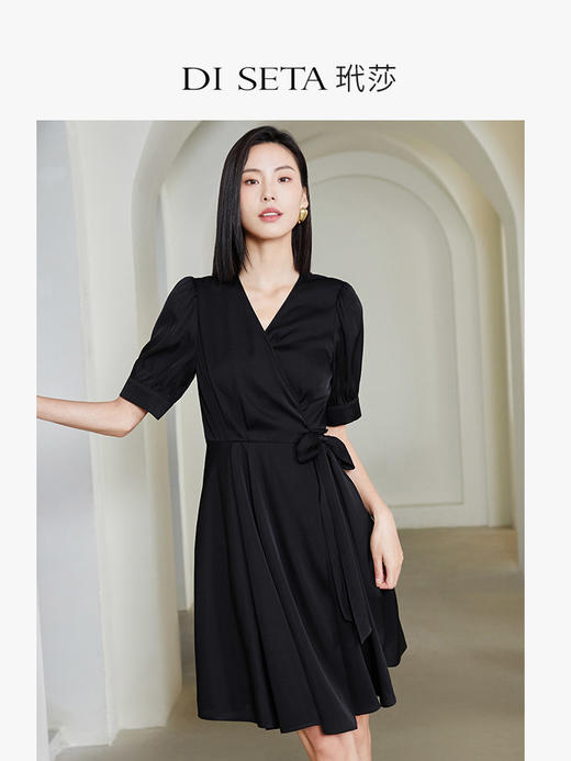玳莎V领真丝小黑裙2023年夏季新款收腰优雅系带设计感中长款裙子  DB35101 商品图0