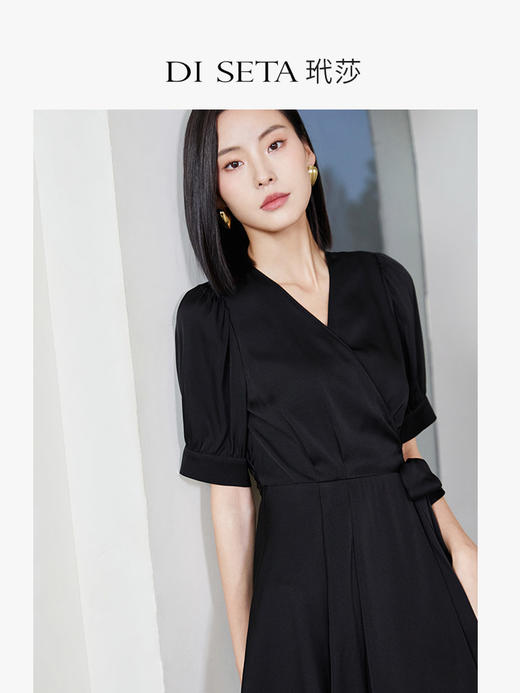 玳莎V领真丝小黑裙2023年夏季新款收腰优雅系带设计感中长款裙子  DB35101 商品图1