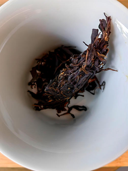 秒杀【最后15饼】茶种稀缺之品；10年老生茶一般人没喝过【2016年头春易武弯弓古树紫芽茶】私藏七年；喝完此茶从此就不会在想别的了；力荐好茶；200g/饼 7饼/提  数量有限 商品图3