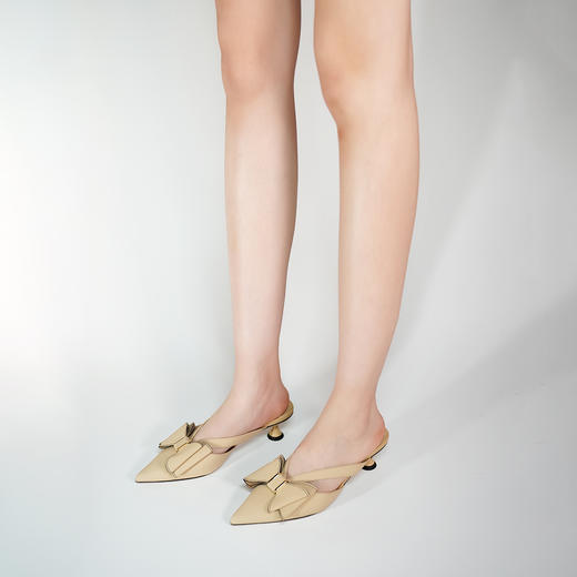 【23年夏季新款】大蝴蝶结交叉带时装拖尖头细跟包头可外穿凉拖女55931 商品图0