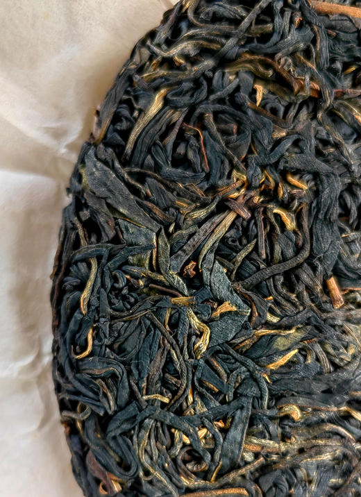 秒杀【最后15饼】茶种稀缺之品；10年老生茶一般人没喝过【2016年头春易武弯弓古树紫芽茶】私藏七年；喝完此茶从此就不会在想别的了；力荐好茶；200g/饼 7饼/提  数量有限 商品图2