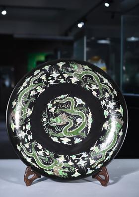 黑地素三彩九龙大盘