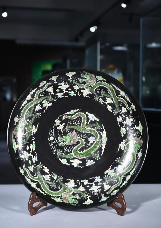 黑地素三彩九龙大盘 商品图0