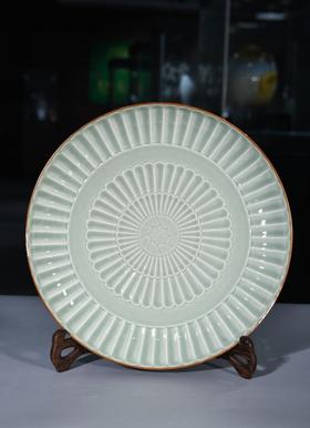 影青釉菊瓣纹盘