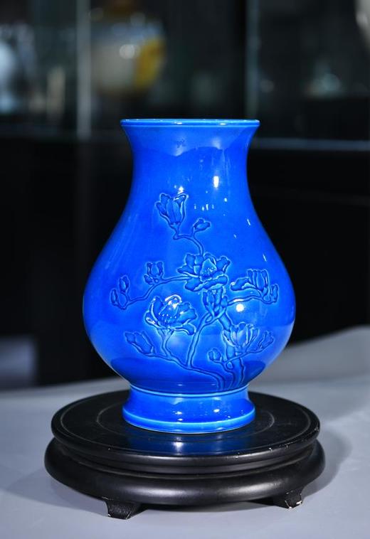 珐翠釉刻玉兰花瓶 商品图0