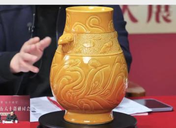 黄釉刻花凤纹双耳瓶 商品图0