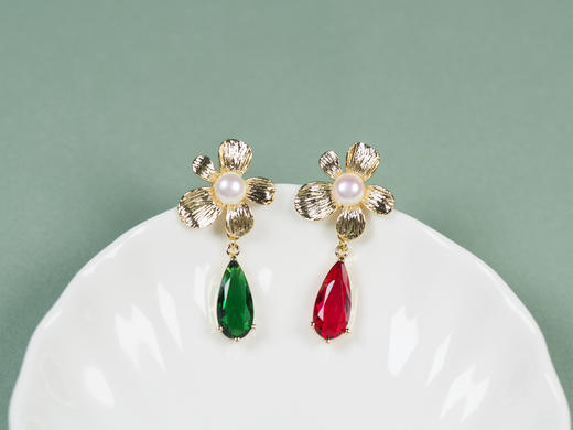 珍珠耳钉 金色五瓣花镶白珠坠红绿水滴 商品图0