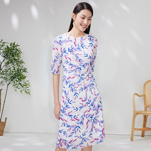 EITIE爱特爱夏新款收腰显瘦大方圆领时尚枝叶印花真丝连衣裙B2307138 商品图2