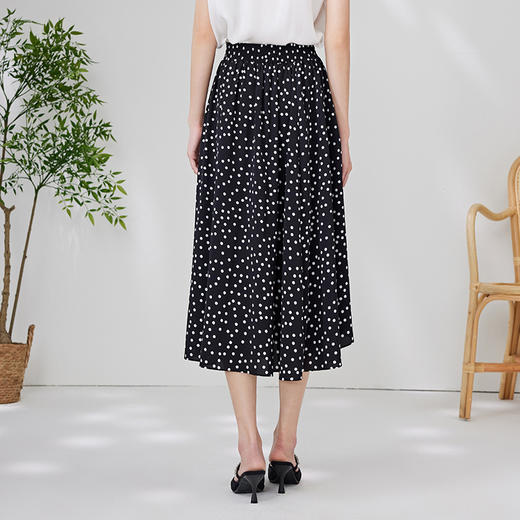 EITIE爱特爱夏新款时尚复古黑色长裙显瘦不规则高腰波点半身裙B2306104 商品图4