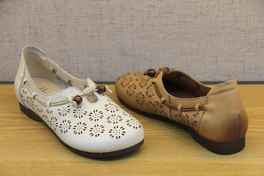 豪行女鞋21292351妈妈鞋凉鞋真皮软底舒适镂空一脚蹬女鞋透气冲孔 商品图5