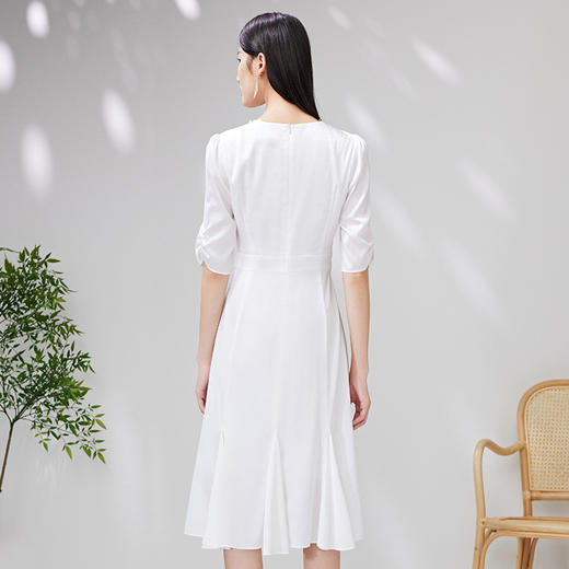 EITIE爱特爱夏季新款气质V领法式茶歇鱼尾时尚简约白色连衣裙B2307134 商品图4