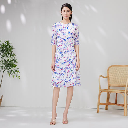 EITIE爱特爱夏新款收腰显瘦大方圆领时尚枝叶印花真丝连衣裙B2307138 商品图3