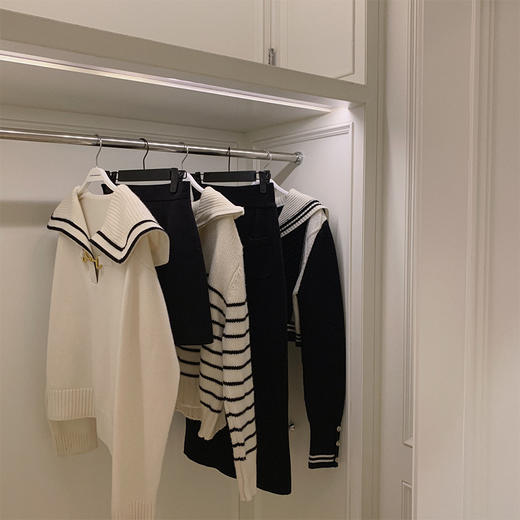 金蘑菇菇 【黑色半裙 其他售罄】蜜度满分 海军系列 / 过年乖崽fu~海军领条纹减龄毛衣 商品图0