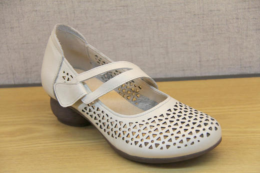 豪女夏包邮纯色行款21292109中跟真皮软底冲孔鞋皮鞋女凉鞋洞洞鞋 商品图1