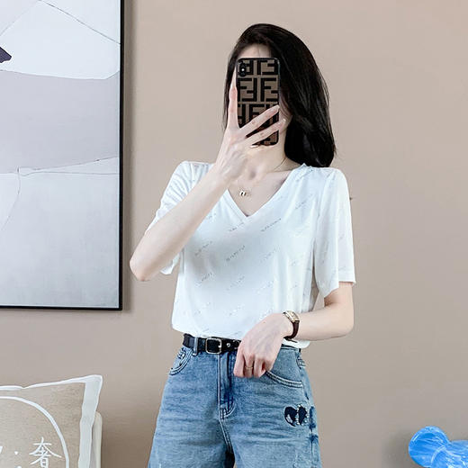 【清仓价】奢姿2023年夏装新款大码女装减龄字母烫银时尚T恤胖妹妹V领上衣9932152739 商品图1