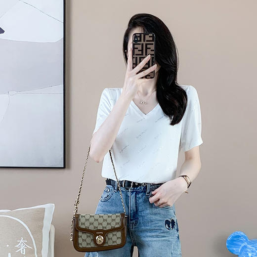 【清仓价】奢姿2023年夏装新款大码女装减龄字母烫银时尚T恤胖妹妹V领上衣9932152739 商品图2