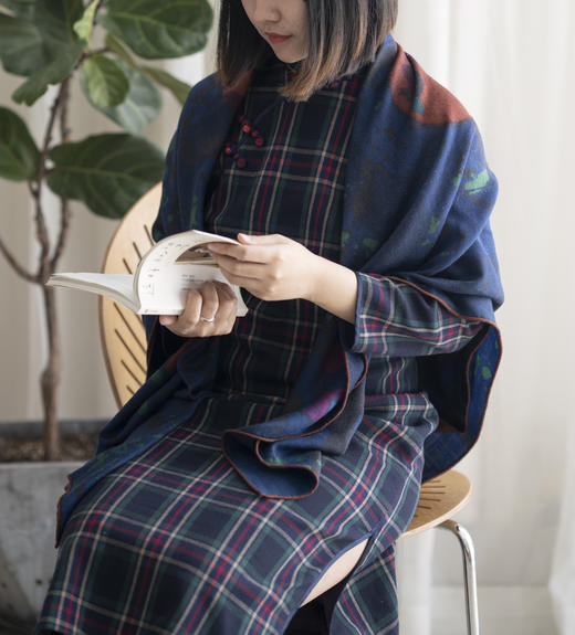 吴冠中艺术围巾《石榴》双面印花丝毛精纺大方巾 商品图2