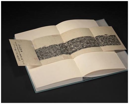 《六舟手拓金文砖瓦小品册》，原大原色精印本，共计89品，西泠印社2023年3月一版一印。定价320，售价256元。 商品图3