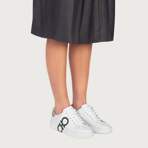 FERRAGAMO 菲拉格慕 女士皮革GANCINI徽标印花休闲运动鞋 白色 747629 商品图3