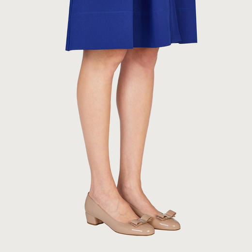 FERRAGAMO 菲拉格慕 女士皮革 VARA 蝴蝶结高跟鞋 裸色 753641 商品图3